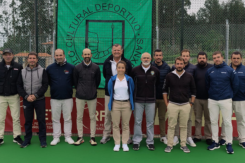 Equipo arbitral en el torneo internacional masculino ITF de Sanxenxo