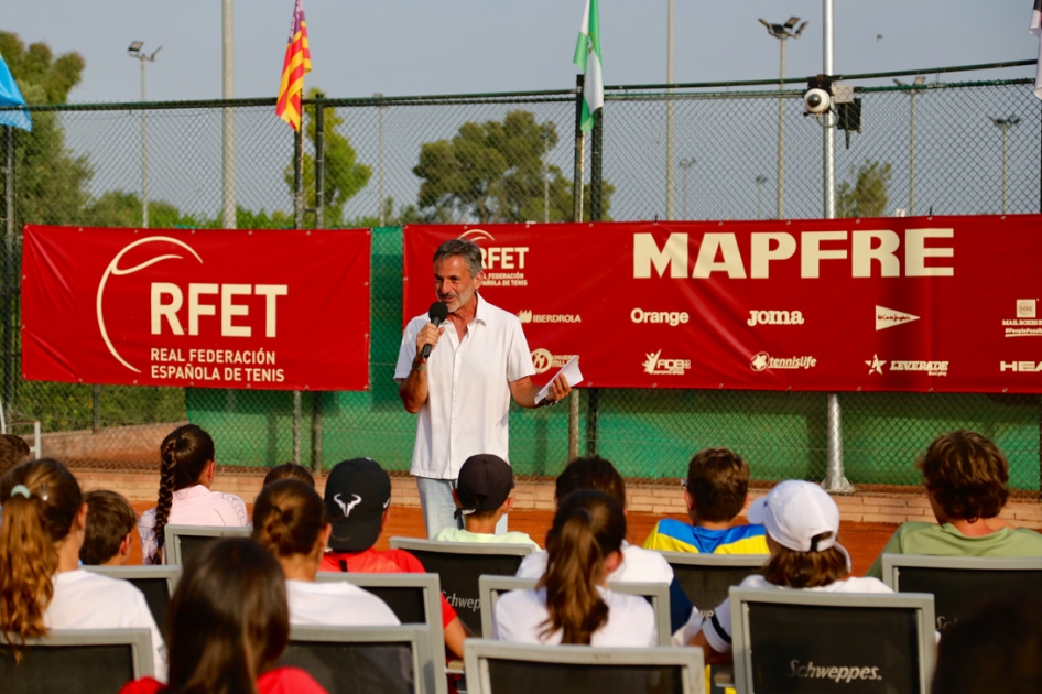 Emilio Sánchez Vicario imparte una charla en el Campeonato de España MAPFRE Alevín