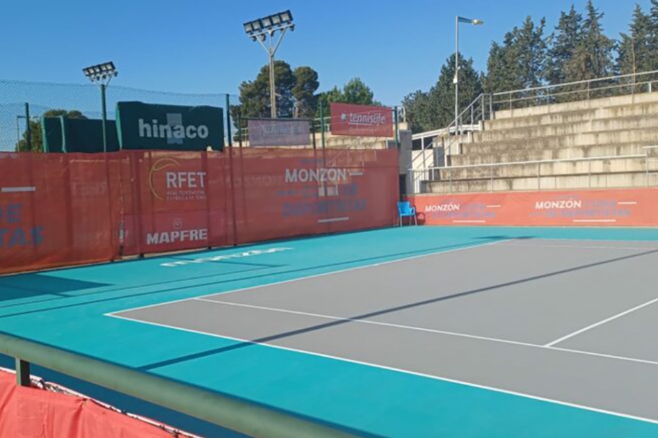 El Complejo de Tenis Conchita Martínez de Monzón estrena pistas Tennislife hechas con pelotas recicladas