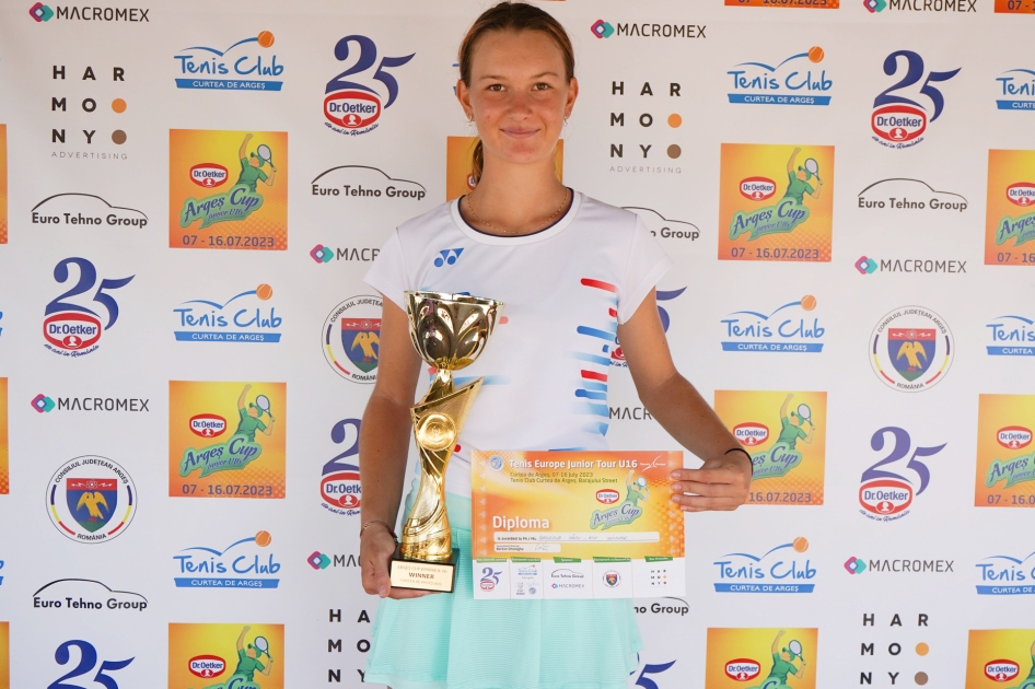 La grancanaria Gabriela Paun levanta su primer trofeo cadete en Rumana