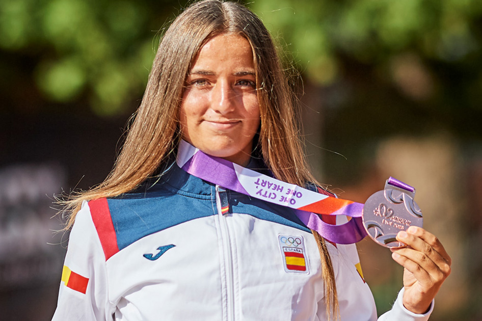 Charo Esquiva se cuelga la medalla de bronce en el FOJE de Maribor
