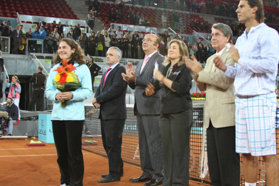 Virginia Ruano recibe el homenaje del tenis madrileo en la Caja Mgica