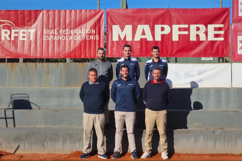 Equipo arbitral en el ITF Masculino de Benicarl