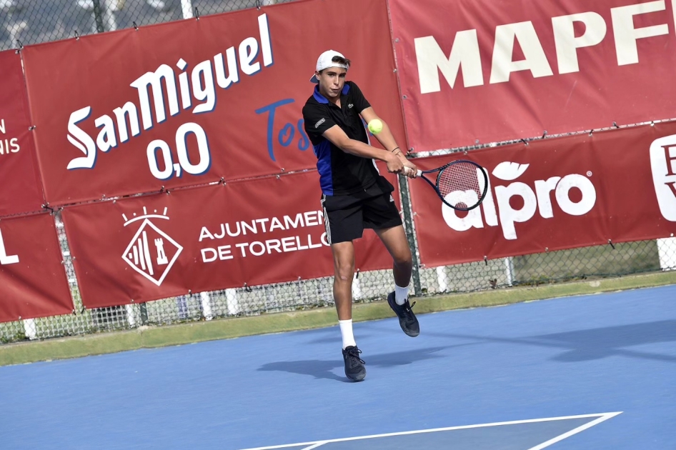 Roberto Prez Socas supera a Adrin Olten en la final del Sub'16 de Torell