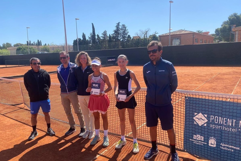 Victorias de Edurne Tortajada y del neerlandés Rafael Fennis en el alevín de Palmanova Victorias de Edurne Tortajada y del neerlandés Rafael Fennis en el alevín de Palmanova