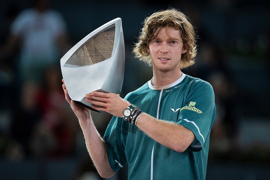 Carlos Alcaraz cede su corona a Andrey Rublev en Madrid 