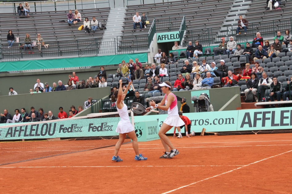 María José Martínez y Nuria Llagostera también alcanzan las semifinales de dobles