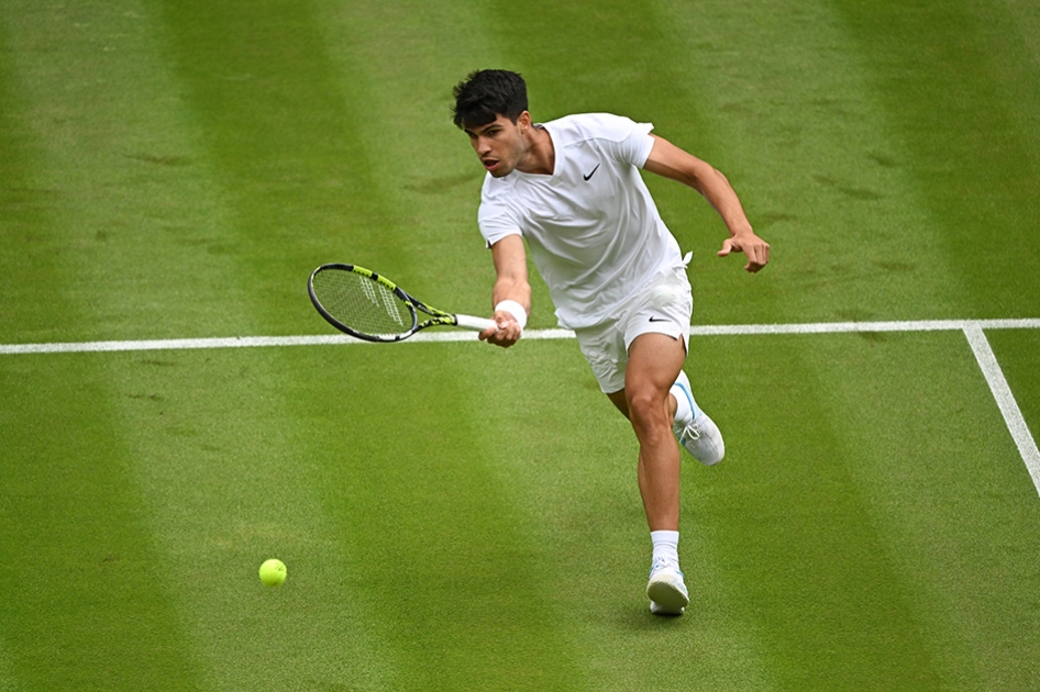 Carlos Alcaraz sigue adelante con la defensa del título en Wimbledon Carlos Alcaraz sigue adelante con la defensa del título en Wimbledon