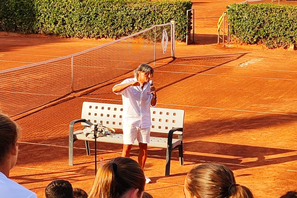 Pepe Imaz, mentor de Djokovic, con jóvenes tenistas Pepe Imaz, mentor de Djokovic, con jóvenes tenistas