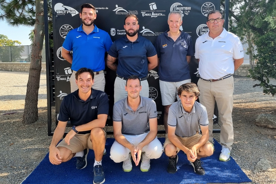 Equipo arbitral en el torneo internacional masculino de Tauste Equipo arbitral en el torneo internacional masculino de Tauste