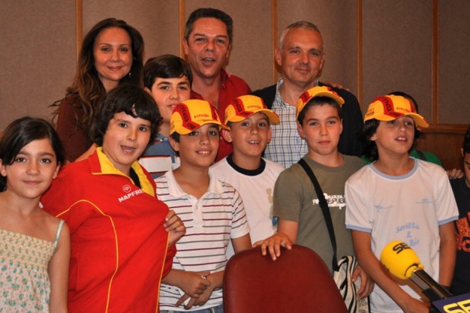 Los niños entrevistan en Radio Sevilla (SER) a José Luis Escañuela