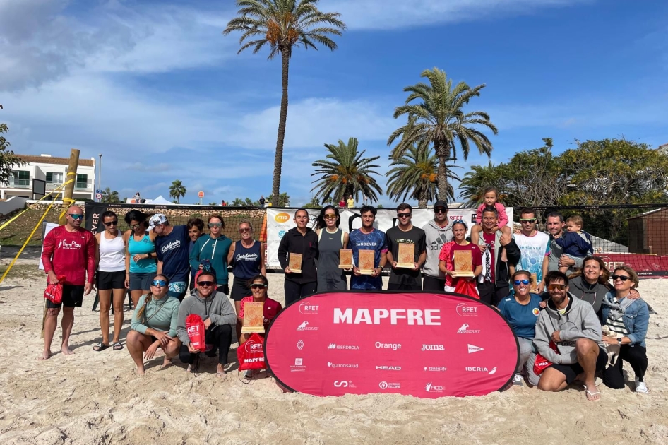 Ganadores de la Liga MAPFRE de Tenis Playa by Oakberry en Menorca Ganadores de la Liga MAPFRE de Tenis Playa by Oakberry en Menorca