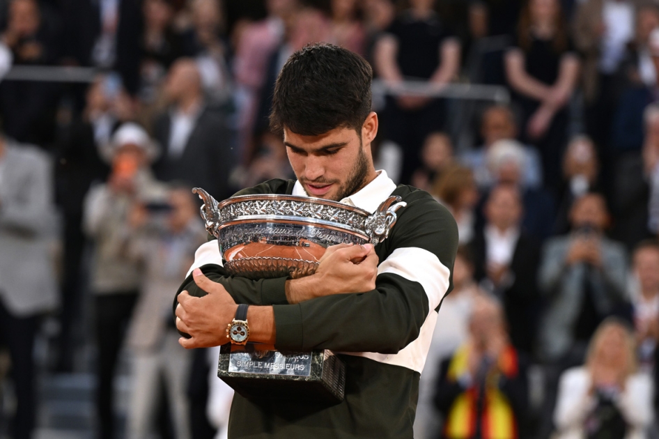 Alcaraz revalida su corona en Roland Garros tras una histórica remontada ante Sinner Alcaraz revalida su corona en Roland Garros tras una histórica remontada ante Sinner