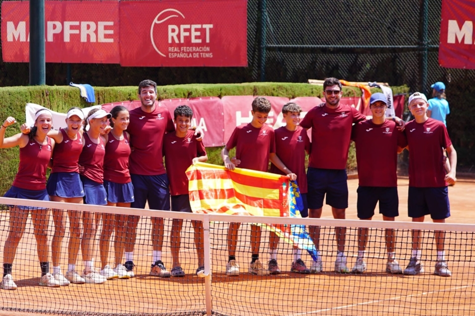 El CT Valencia firma su tercer doblete en el Campeonato de España Infantil El CT Valencia firma su tercer doblete en el Campeonato de España Infantil