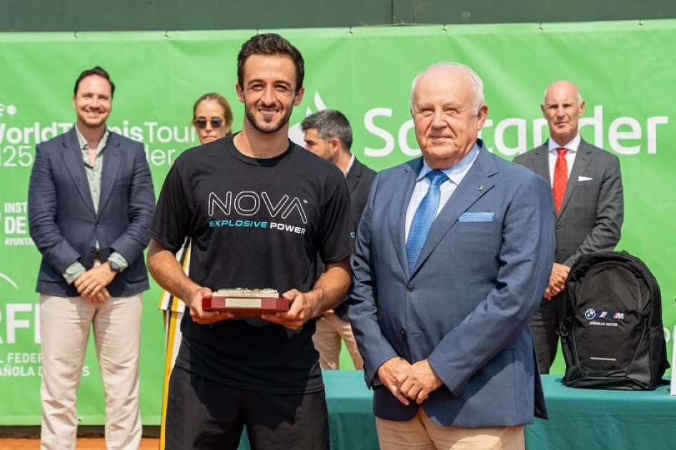 Javier Barranco gana su segundo ttulo en tres semanas en el internacional de Santander