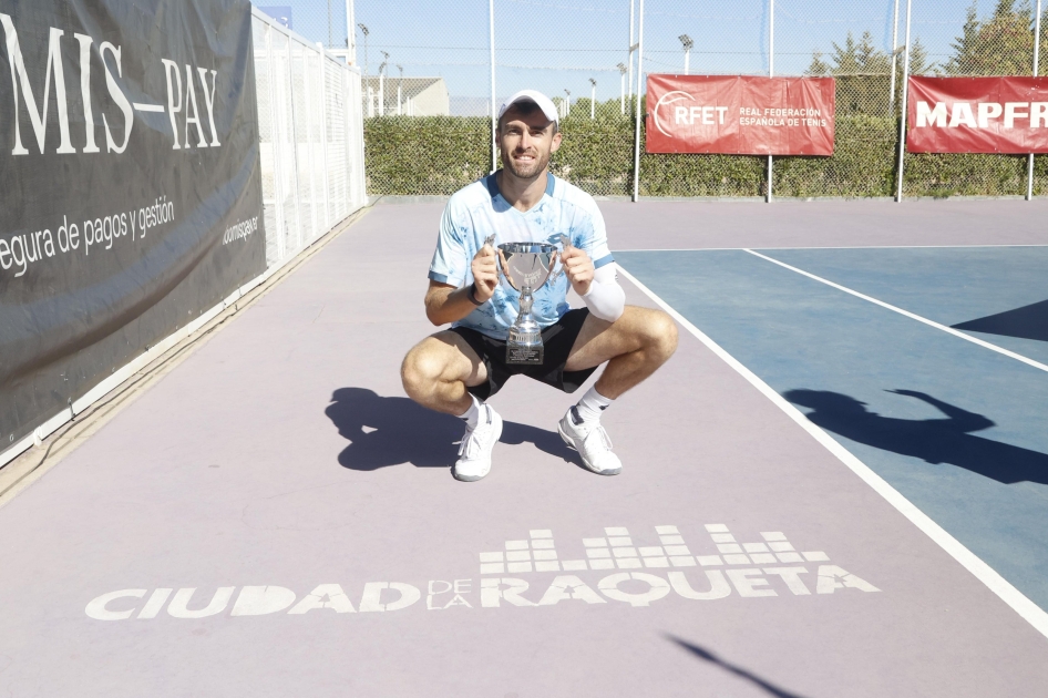 El británico Giles Hussey hace valer su condición de favorito en Madrid El británico Giles Hussey hace valer su condición de favorito en Madrid