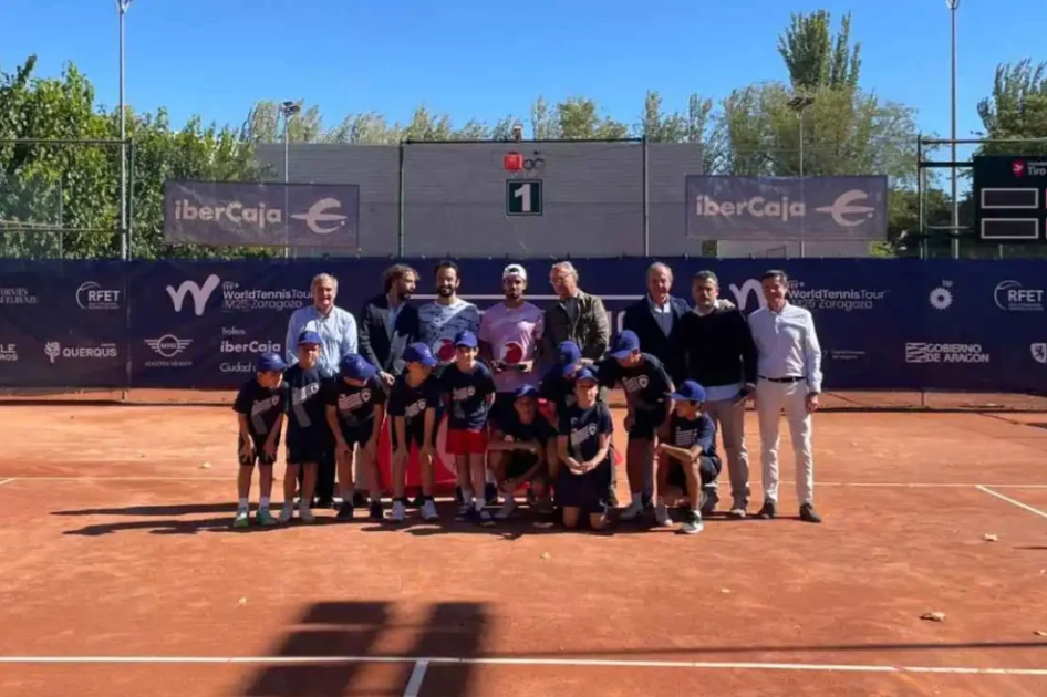 Pedro Vives cae frente a Lorenzo Giustino en la final del internacional de Zaragoza