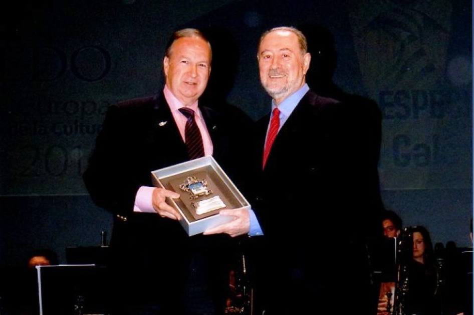 Manuel Galé, presidente de la Federación de Tenis de Asturias, premiado en Oviedo por su apoyo al tenis.