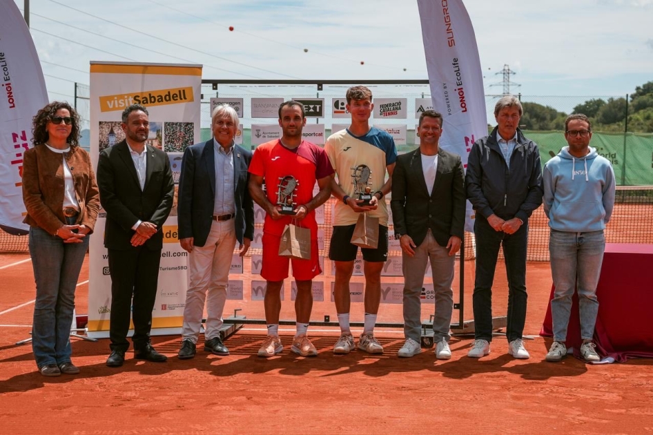 Oriol Roca se ve superado por el b�lgaro Iliyan Radulov en la final de Sabadell