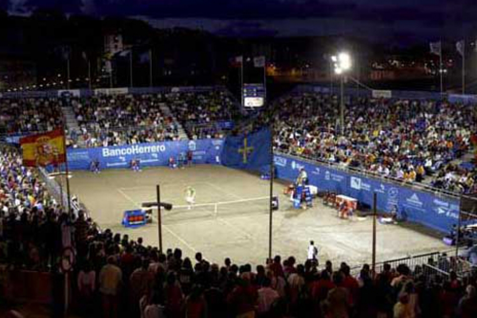 Luanco acoge la 31ª edición de su tradicional torneo de tenis en la playa