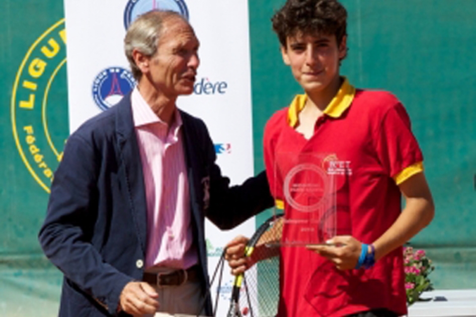 Pol Toledo recibe el premio europeo al mejor jugador cadete del ao