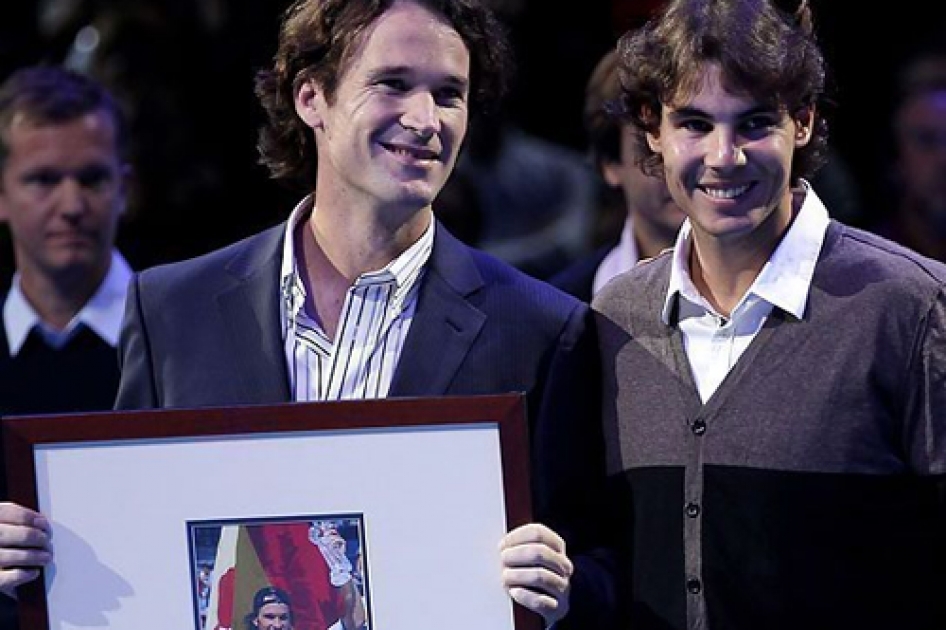 Carlos Moy recibe un emotivo homenaje en el Masters de Londres tras anunciar su retirada