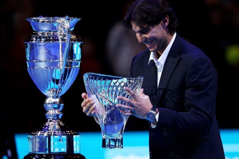 Rafael Nadal recibe el trofeo de n 1 y el premio al jugador ms deportivo del ao