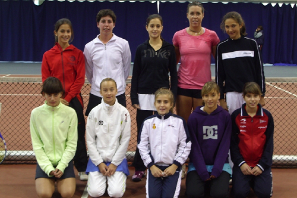 Carla Suárez y Laura Pous suman su apoyo al tenis juvenil femenino Carla Suárez y Laura Pous suman su apoyo al tenis juvenil femenino