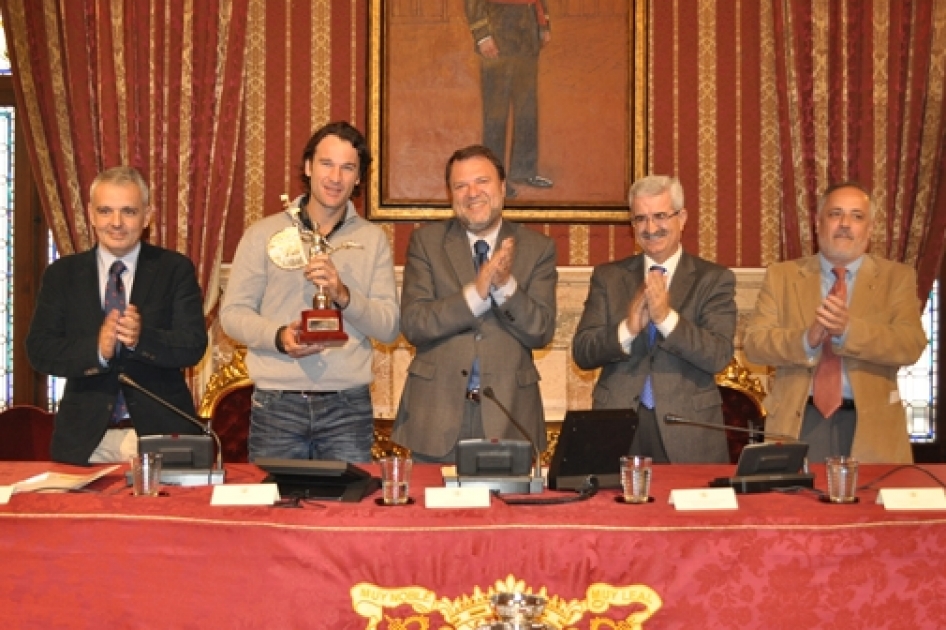 Carlos Moyà recibe el Giraldillo de Plata de la ciudad de Sevilla en reconocimiento a su carrera Carlos Moyà recibe el Giraldillo de Plata de la ciudad de Sevilla en reconocimiento a su carrera