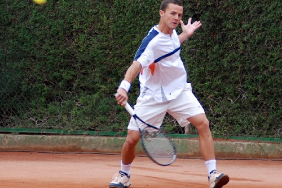David Estruch logra su primer título profesional en el Futures de Badalona ante Pedro Clar David Estruch logra su primer título profesional en el Futures de Badalona ante Pedro Clar