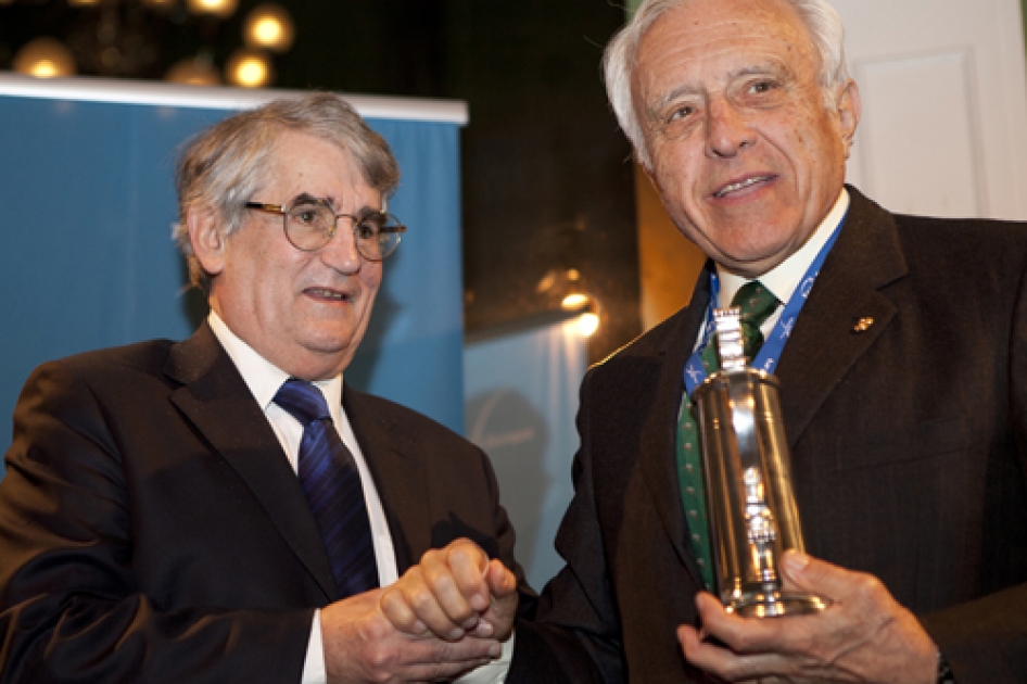 La federación Tennis Europe reconoce la trayectoria de Juan Mª Tintoré La federación Tennis Europe reconoce la trayectoria de Juan Mª Tintoré