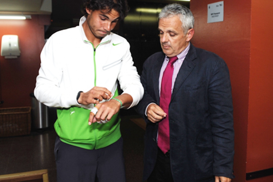 Rafael Nadal recibe tambin la pulsera de apoyo al futbolista Miki Roqu