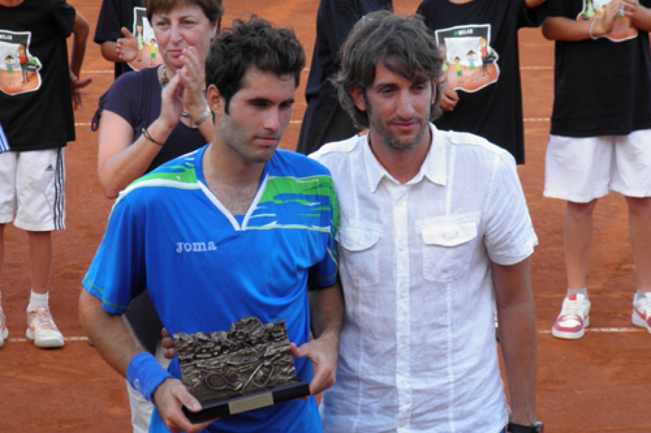 Marc Giner gana su primer torneo profesional en Dénia superando a Carlos Calderón