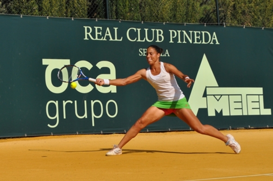 Estrella Cabeza se ve superada por la húngara Reka-Luca Jani en la final del ITF de Sevilla