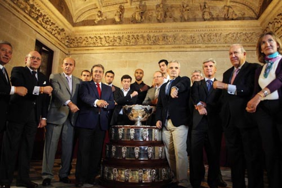 Se presenta la pulsera solidaria “Sevilla ciudad talismán con España” para la Copa Davis Se presenta la pulsera solidaria “Sevilla ciudad talismán con España” para la Copa Davis