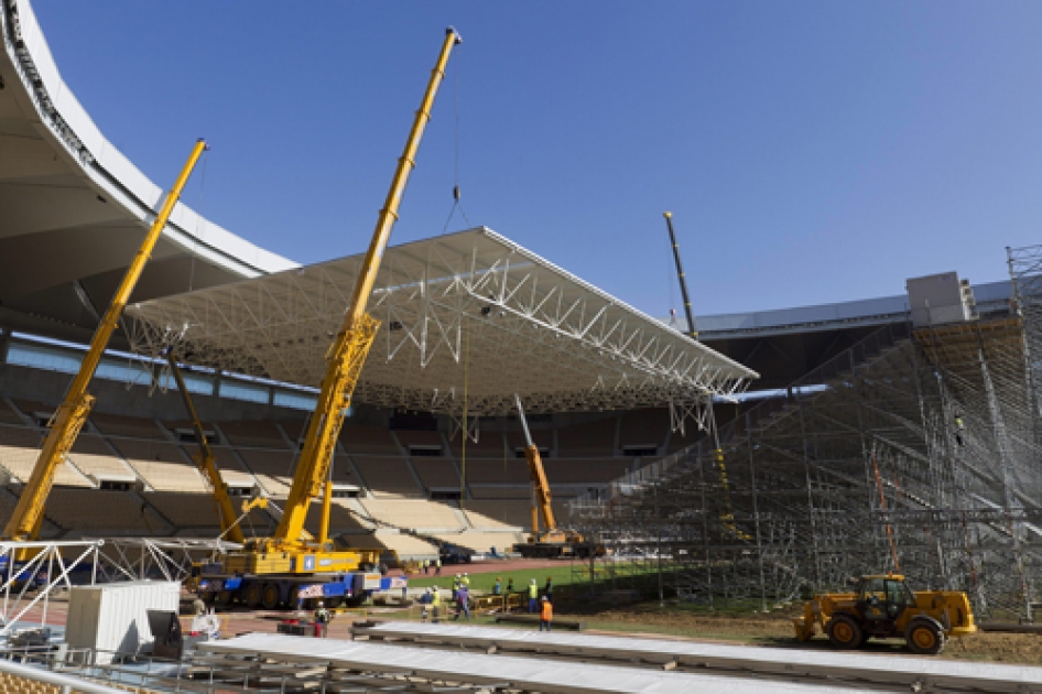 La cubierta del Estadio de La Cartuja cubre ya la futura pista de la final de la Copa Davis 