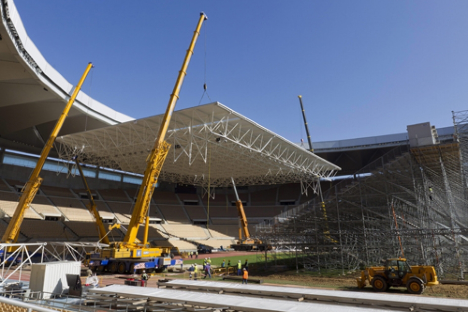 La cubierta del Estadio de La Cartuja cubre ya la futura pista de la final de la Copa Davis La cubierta del Estadio de La Cartuja cubre ya la futura pista de la final de la Copa Davis