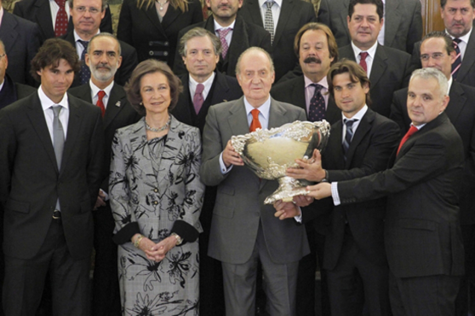Los Reyes reciben la Copa Davis ganada por la Selección Española Mapfre en Sevilla