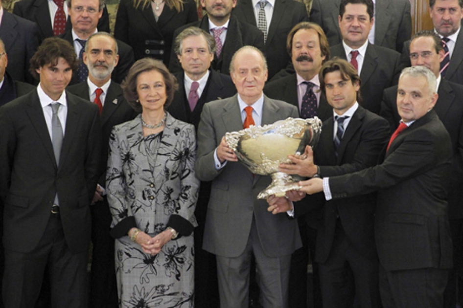 Los Reyes reciben la Copa Davis ganada por la Seleccin Espaola Mapfre en Sevilla