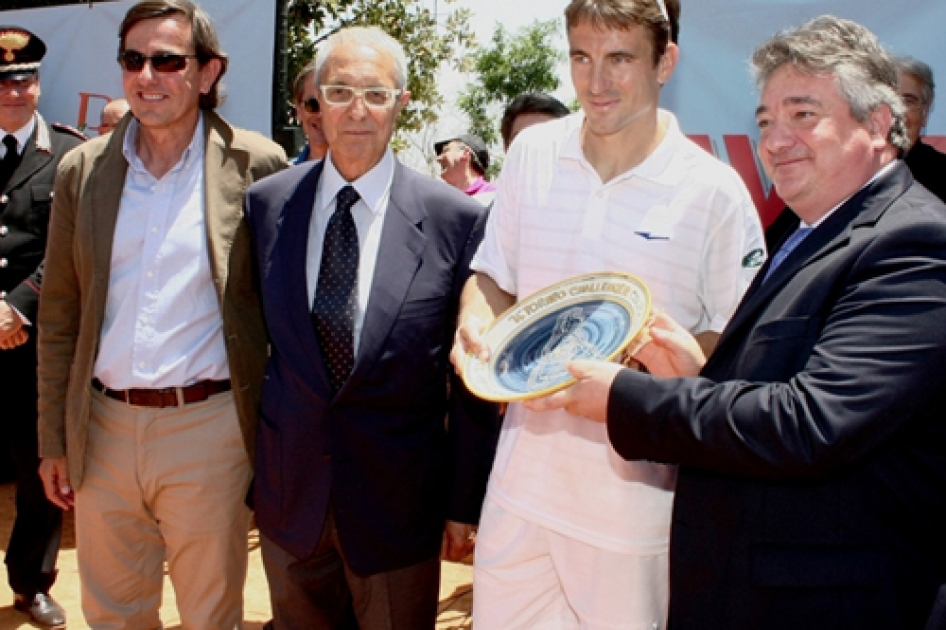 Robredo regresa a las pistas con triunfo en el Challenger de Caltanissetta Robredo regresa a las pistas con triunfo en el Challenger de Caltanissetta