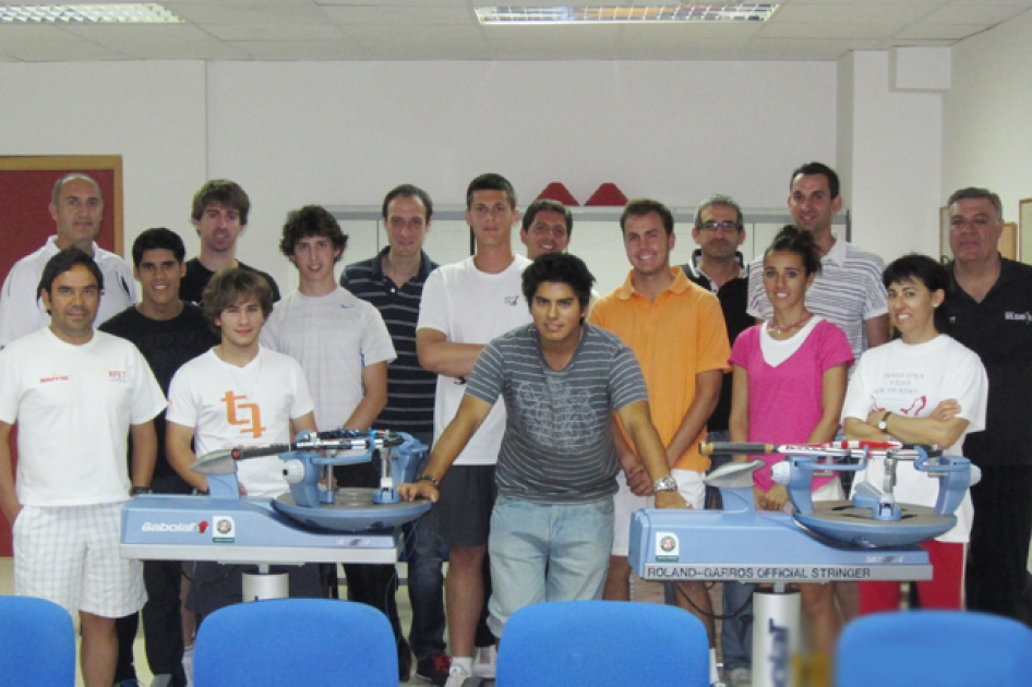 Concluye en Madrid el primer curso de tcnico especialista en encordado de raquetas