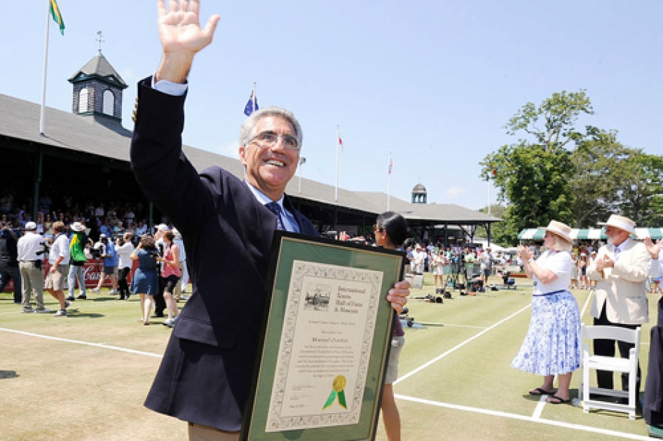 Manuel Orantes recibe el homenaje del International Hall of Fame & Museum en Newport