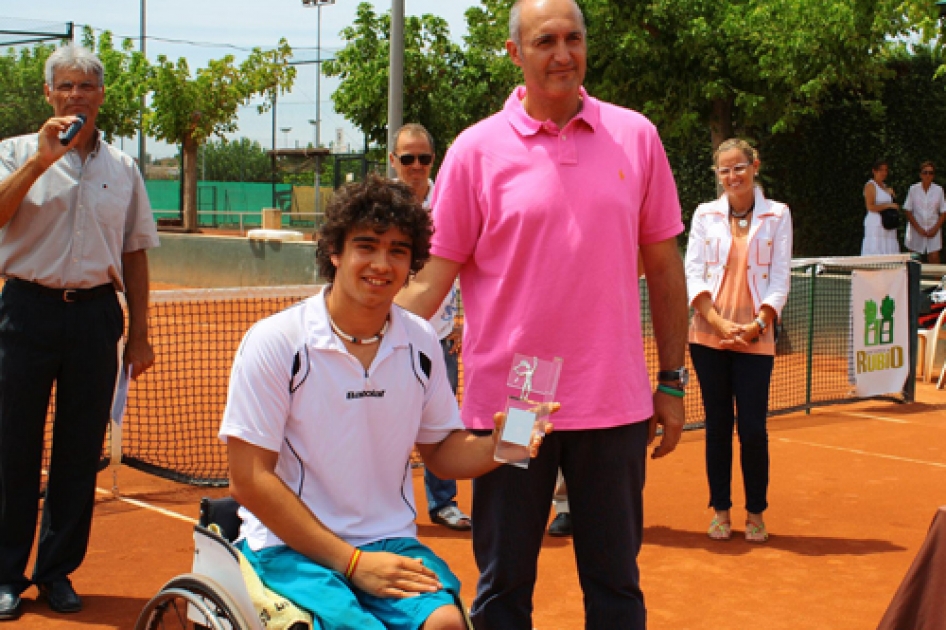 Daniel Caverzaschi encadena su tercer título del año en el internacional de Lleida ante Rubén Pérez Daniel Caverzaschi encadena su tercer título del año en el internacional de Lleida ante Rubén Pérez