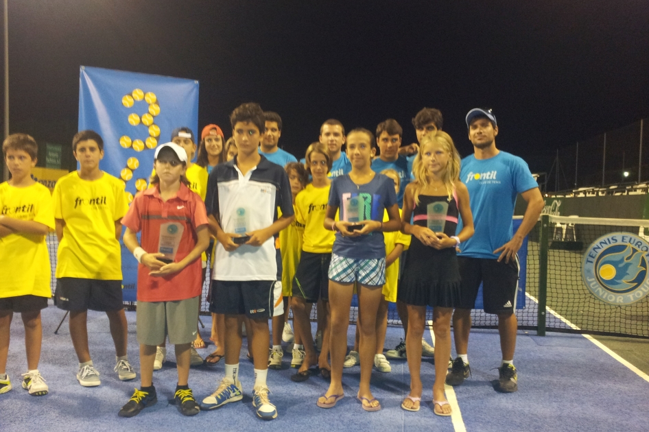 Triunfo de Ramiro Laguna ante Pablo Schelcher y final de Marta Del Pino en el internacional alevín de Loja Triunfo de Ramiro Laguna ante Pablo Schelcher y final de Marta Del Pino en el internacional alevín de Loja