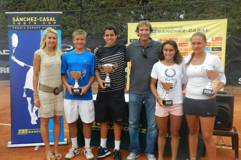 Victorias de Jaume Antoni Munar, Eduard Güell y Julia Payola en el internacional juvenil de El Prat Victorias de Jaume Antoni Munar, Eduard Güell y Julia Payola en el internacional juvenil de El Prat