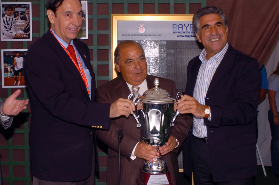 Gisbert y Orantes donan a la RFET su Copa Masters de Dobles que ganaron en 1975