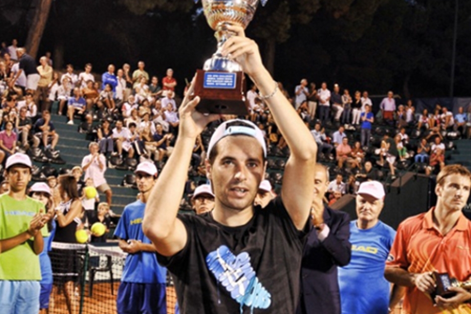 Albert Montañés supera a Tommy Robredo en la final del Challenger de Génova Albert Montañés supera a Tommy Robredo en la final del Challenger de Génova