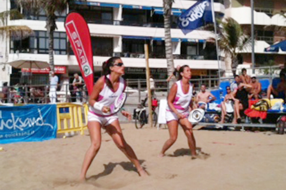 Ganadores del primer torneo internacional de tenis playa del ao en Gran Canaria