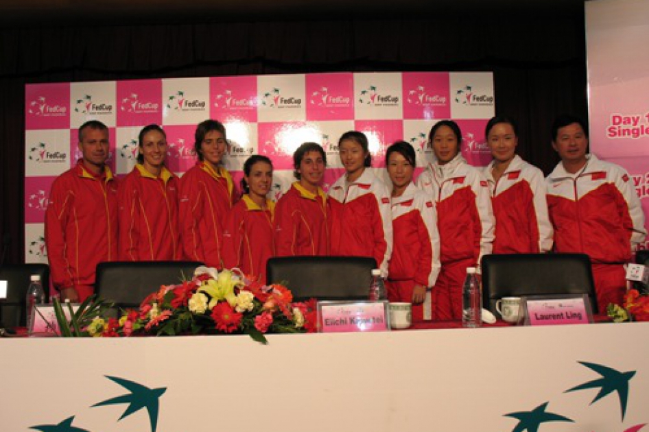 Carla Suarez (nº2) contra Peng Shuai (nº1) abrirán mañana la semifinal de la Copa Federación en Pekín Carla Suarez (nº2) contra Peng Shuai (nº1) abrirán mañana la semifinal de la Copa Federación en Pekín