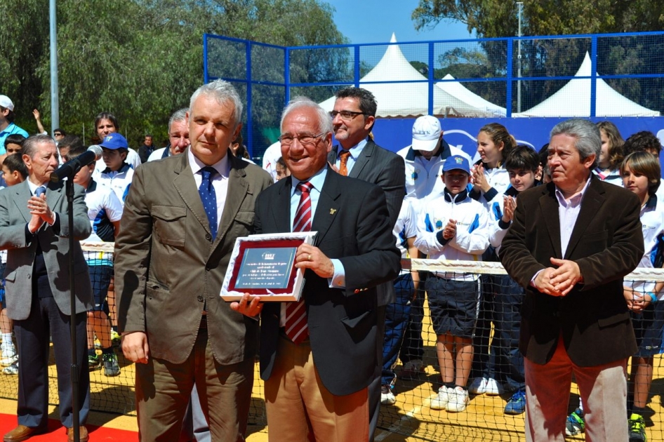 El presidente de la RFET inaugura la nueva pista central del Club de Tenis Oromana